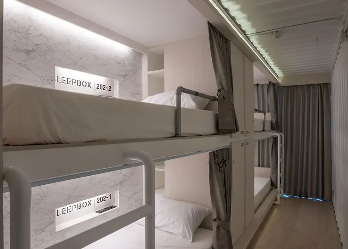 מלון Sleep Box Sukhumvit 22 3*
